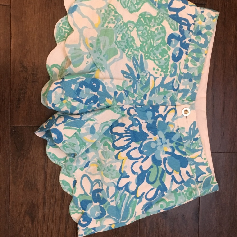 Lilly P scalloped hemmed shorts